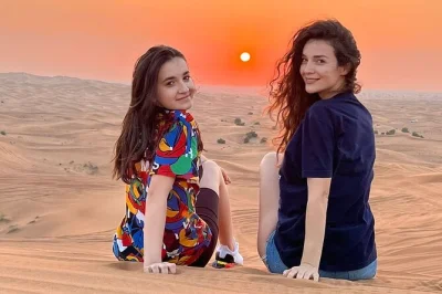 Explorez les dunes rouges de dubaï à dos de chameau, testez le sandboard et admirez le coucher de soleil. transfert, guide local et café arabe inclus. réservez votre aventure dans le désert dès 