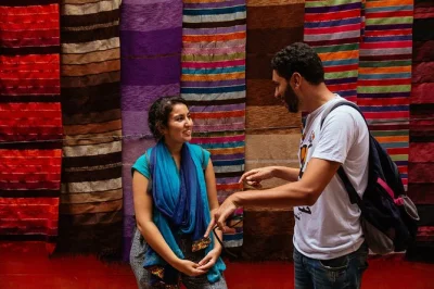 Découvrez la vieille médina de marrakech avec un guide local, dégustez du pain frais, visitez le palais bahia et la médersa ben youssef. transfert inclus. réservez vite.