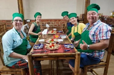 Explore a floresta de coqueiros em hoi an de barco cesto, visite um mercado local e aprenda a cozinhar pratos vietnamitas com almoço incluso. busca no hotel disponível.