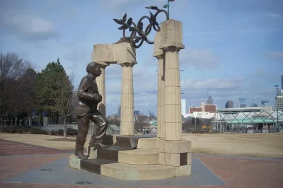 Découvrez centennial olympic park à atlanta et ses environs grâce à une chasse au trésor autonome. résolvez des énigmes, plongez dans l’histoire locale et profitez à votre rythme.