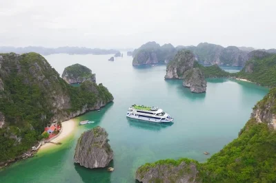 Descubra as ilhas de calcário de ha long bay, explore a caverna sung sot, faça caiaque na caverna luon e aproveite um almoço buffet a bordo. inclui traslado e guia local.
