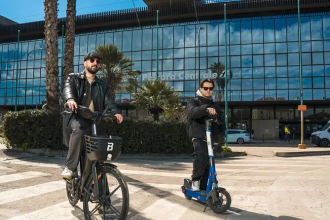 Pescara: Tour de e-scooter ou bicicleta com comida, arte e compras
