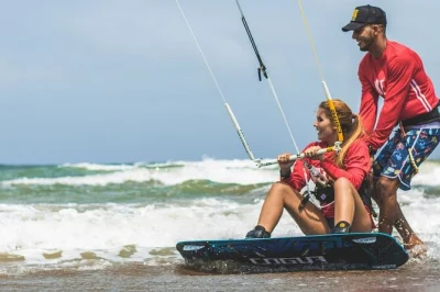 Descubra o kitesurf em cartagena com um instrutor local simpático. aula de 1 hora, equipamento completo e encontro flexível no windspot beach club. reserve já.