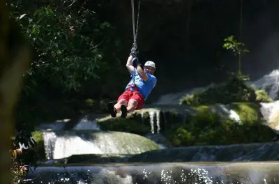 Montego Bay: Tour 3 in 1 tra Appleton Rum, cascate YS e Black River