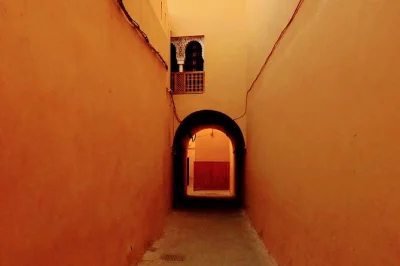 Découvrez la médina de marrakech avec un guide local, du minaret de la koutoubia aux jardins secrets et marchés aux épices. réservez votre visite avec un expert.
