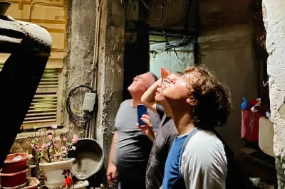 Scopri l’old quarter di hanoi con una guida locale, visita il tempio bach ma, il mercato dong xuan e il ponte long bien. include snack, bevande e racconti. prenota ora.