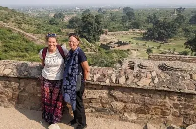 Excursion privée au fort de Bhangarh et Chand Baori avec déjeuner