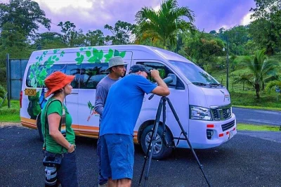 Découvrez les oiseaux près du volcan arenal lors d’une sortie matinale avec un guide local. observez toucans, perroquets et espèces rares. collations, boissons et guide inclus.