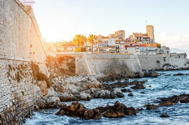 Private Transfer Monaco to Antibes: Door-to-Door Pickup
