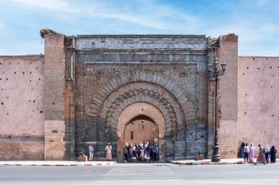 Découvrez la médina de marrakech avec un guide local, explorez le palais bahia, le quartier juif et la place jemaa el-fna. thé offert et réservation flexible. réservez vite.