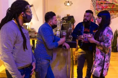 Descubre la escena de cerveza artesanal en bogotá. visita cervecerías locales, juega tapazo y degusta cervezas artesanales mientras aprendes la historia de la cerveza en colombia. ¡reserva tu lugar