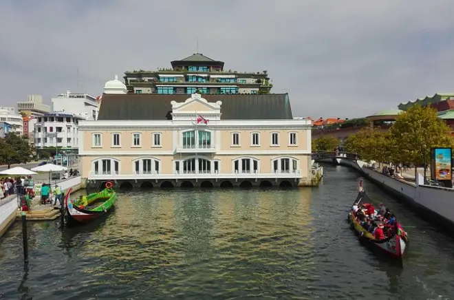 Aveiro & Costa Nova tour: Moliceiro boat & lighthouse