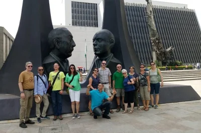 Explore as praças, parques e bairros de medellín com um guia local. transporte privativo, wifi e pickup inclusos. reserve seu tour pela cidade agora.