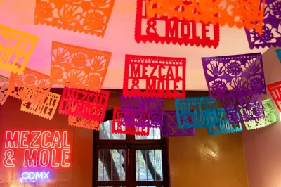 Disfruta en cdmx de una cata guiada con sommelier local certificado, probando siete mezcales artesanales y siete moles típicos. incluye snacks y notas de cata. reserva ya.