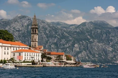 Descubre montenegro en un tour privado de un día por la bahía de kotor desde dubrovnik. visita perast, kotor y más con un guía local. incluye recogida y todas las entradas.