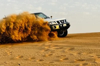 Vivez le frisson du dune bashing, une balade à dos de chameau et un dîner bbq dans le désert de dubaï avec un guide local. prise en charge à l’hôtel incluse. réservez vite !