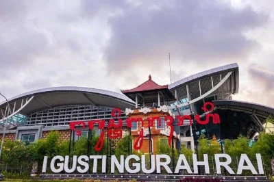 Chegue em bali e encontre seu motorista local no aeroporto para um transfer privado até seu hotel. inclui recepção, água mineral e dicas amigáveis durante o trajeto.
