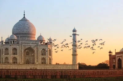 Entdecke agra im privaten auto: taj mahal, agra fort, baby taj & sonnenuntergang im mehtab bagh. hoteltransfer, guide & shopping inklusive.