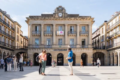 Découvrez le centre historique de san sebastian, ses rues à pintxos et ses bâtiments belle Époque avec un guide local. visite privée, horaires flexibles. réservez vite.