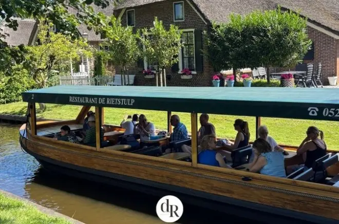 Giethoorn en bateau avec un skipper local pour un vrai aperçu