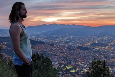 Explore a comuna 8 em medellín com guia local, ande no metrocable, veja arte de rua e visite o jardim circunvalar. inclui lanche. reserve já.