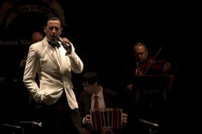 Buenos aires, san telmo: erleben sie die la ventana tango-show mit privatem hoteltransfer. inklusive dinner, getränke und lokaler begleitung.