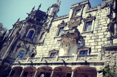 Scopri i palazzi di sintra e la costa selvaggia in un tour di mezza giornata con guida locale. include pickup a lisbona, trasporto privato e orario flessibile.