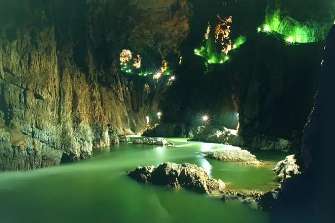 Lipica Gestüt & Škocjan Höhlen Tour: Weiße Pferde und Canyon