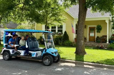 Fixer to Fabulous Tour in Bentonville: Private Golfcart-Häuser