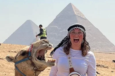 Sinta o vento do deserto nas pirâmides de gizé, ande de camelo perto da esfinge, entre numa pirâmide da rainha e experimente um almoço típico egípcio com guia local e transporte.