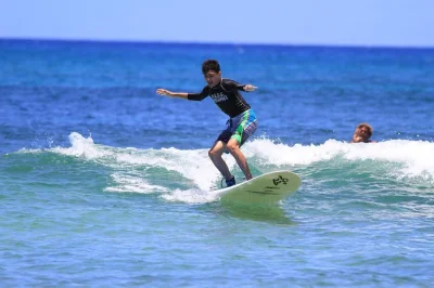 Apprenez à surfer sur la north shore d’oahu en petit groupe à haleiwa beach park. matériel inclus et moniteur certifié. réservez votre cours de surf dès maintenant.