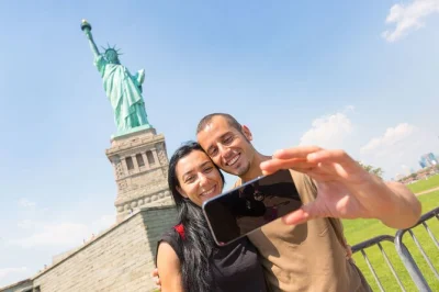 Scopri la statua della libertà e ellis island con un tour guidato da battery park, imbarco prioritario sul traghetto e audioguide in più lingue. prenota subito.