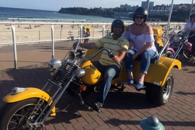 Explore sydney de trike ou harley pelos pontos mais famosos, como bondi beach e kings cross, com guia local. inclui traslado, capacetes e jaquetas.