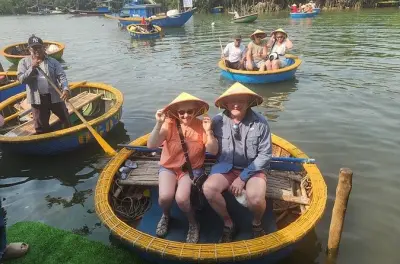 Hoi An: Tour pelo campo com lanternas e passeio de barco