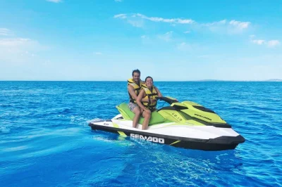 Erlebe eine jetski-tour zum naturschutzgebiet los deltas auf mallorca, schwimme in der cala vella, entdecke küstenhöhlen und schnorchle mit einem lokalen guide. alle gebühren inklusive. jetzt buche