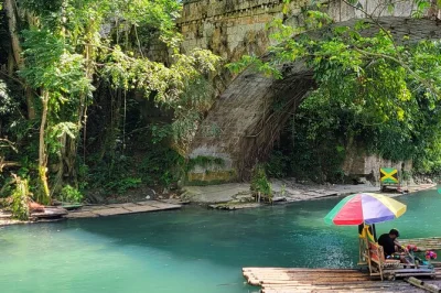Entdecken sie bamboo rafting auf einem ruhigen fluss sowie shopping und kulinarik entlang des hip strip in montego bay. eintrittsgelder, guide und transport inklusive. jetzt buchen.