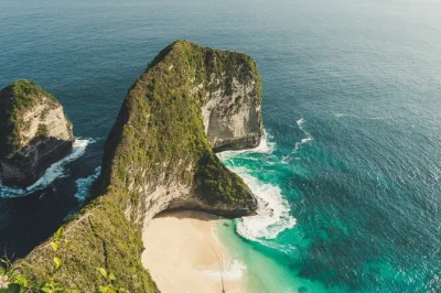 Explore as praias e penhascos incríveis de nusa penida com guia local. inclui barco rápido, transfers privativos e almoço típico. reserve já.