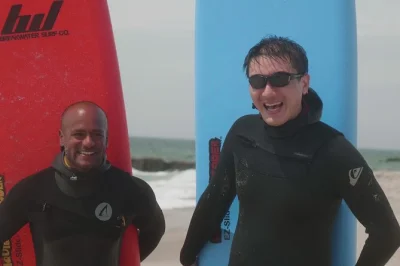 Essayez le surf à new york avec un moniteur local à rockaway beach. leçons de 90 minutes, tout l’équipement inclus, à seulement 45 minutes de manhattan.