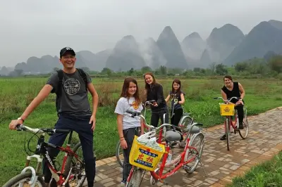 Yangshuo de bicicleta: Moon Hill e plantações de arroz no campo