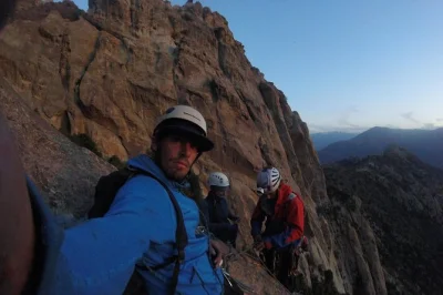 Begleiten sie eine geführte klettertour in der nähe von santiago, chile. alle ausrüstungen, transport und fachkundige anleitung inklusive. geeignet für anfänger und erfahrene kletterer.