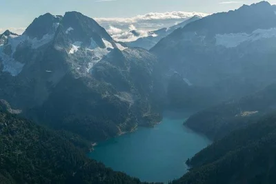 Découvrez glaciers, lacs alpins et montagnes lors d’un vol panoramique de 35 minutes à squamish. casques audio, frais de parc national et pilote local inclus.