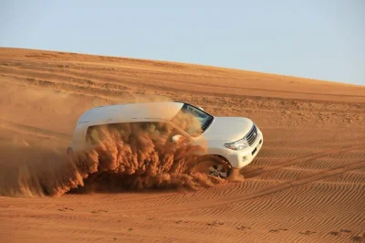 Abu dhabi wüstensafari mit aufregendem dune bashing, sandboarding und bbq-abendessen. inklusive hoteltransfer, guide und authentischen kultur-highlights.