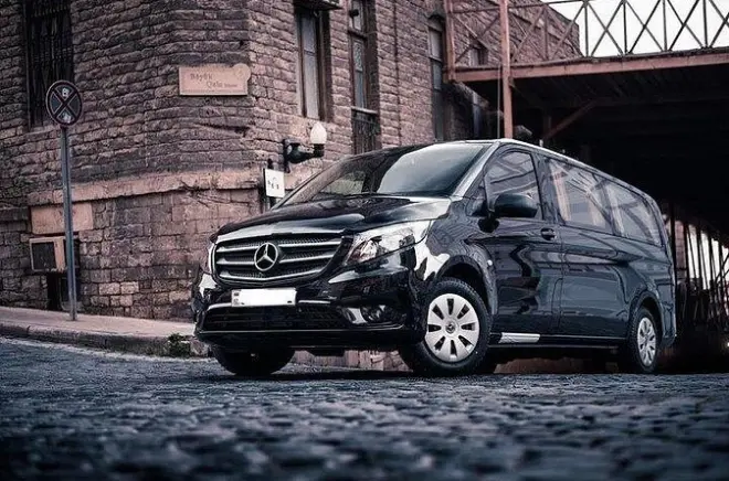 Transfert privé Girones-Barcelone en van de luxe avec accueil