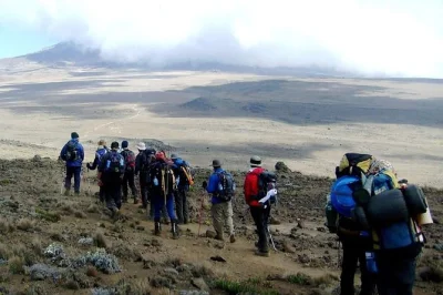 Besteigen sie den kilimanjaro über die marangu-route in 6 tagen. geführte wanderung, Übernachtungen in hütten, verpflegung und sonnenaufgang am gipfel. flughafentransfer und komplette logistik ink