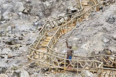 Scopri il vulcano miravalles in costa rica con ponti sospesi, cascate, bagni di fango e sorgenti termali. guida locale, pranzo e pick-up inclusi.