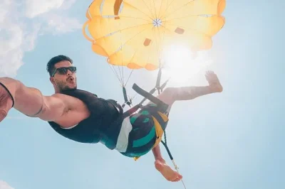 Découvrez le parachute ascensionnel, banana boat, donut boat et jet ski à tanjung benoa, bali. transfert hôtel, guide local et accès aux installations inclus. réservez vite.