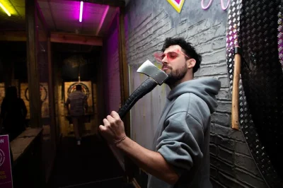 Découvrez le lancer de hache à madrid avec un coach sympa. session de 55 minutes, bar sur place et tout le matériel fourni. réservez vite votre place !