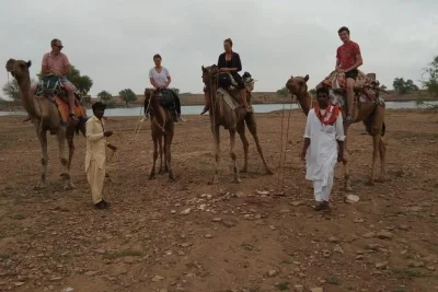 Erlebe eine echte kamel-safari bei jaisalmer. reite auf kamelen, besuche das khaba fort, schlafe in den dünen und genieße lokale küche unter dem sternenhimmel der thar wüste.