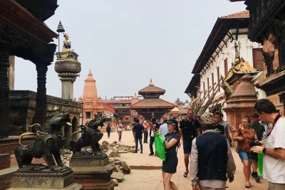 Explorez les sites unesco de katmandou en voiture avec un guide local. visitez durbar square, la stupa de boudhanath, swayambhunath et pashupatinath en une demi-journée.