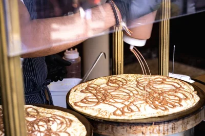 Entdecke montmartres süße seite mit einem lokalen guide. genieße crêpes, macarons, gebäck sowie tee oder kaffee. jetzt deinen platz für die nachmittags-tour sichern.